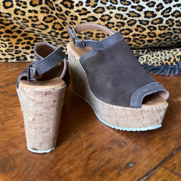 Barneys New York chocolate suede wedges size 7 - Picture 4 of 10
